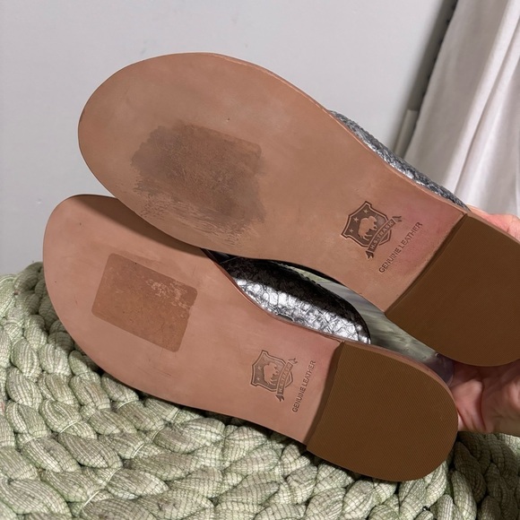 NWOB Trask Hurricane Crossover Metallic Silver Leather Slip On Flat Sandals - Picture 8 of 8